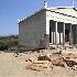 Demeter-Tempel von Gyroula (Sangri, Naxos), 6. Jh. v.Chr. Rekonstruktion nach G. Gruben und A. Ohnesorg (Antike Welt 33, 2002, 387ff.) überblendet mit Realphoto.